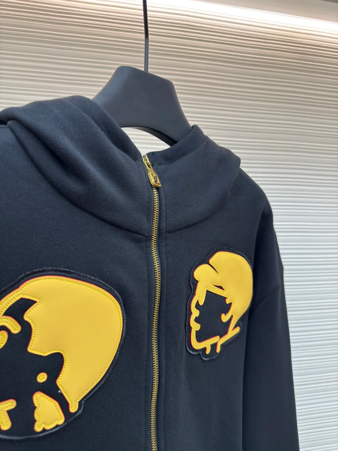 LOUIS VUITTON double portrait hooded sweatshirt ●Authentic product: Purchased and developed by 17067 ●Item number: 1680363-B25 ●Fabric: pure cotton fleece fabric ●Technology: patch laser cutting ●Version: loose fit ●Weight: about 850 grams ●Size: XS-S-M-L ●Description: The fabric is made of 26S double yarn + 10S reverse terry base yarn, 380g; paired with 21S double yarn rib, 470g. The double-sided basic structure has better bottom-locking ability, and it uses spandex yarn to lock the fabric surface tightly. Even if it is made into a thick fleece effect, the lint loss is still less than that of ordinary sweatshirt fleece fabrics. The texture is clear and delicate, and the cloth surface is clean and smooth; the cloth surface can quickly return to flatness after stretching, making it wide and easy to shape. The leather patches are laser cut. According to the pattern matching requirements, laser engraving technology is used to cut the pattern; ensuring clear lines and sharp edges. After laser cutting, the edges are trimmed by hand to ensure that the outline of the patch blends seamlessly with the leather. The leather surface is covered with a waterproof and anti-fouling coating to enhance durability.  The embossed letters are distinctly concave and convex, with a delicate touch and a three-dimensional relief effect.  The leather counterpoint is embellished with stamp shapes, and the logo silhouette is made of imported custom-made embroidery thread. The glossy mercerized embroidery thread is dyed to give it a uniform and glossy finish. The exquisite embroidery machine combines complex embroidery needlework and fine detail processing to create a three-dimensional micro-relief embroidery effect. The overall wiring is straight and delicate, the fabric is comfortable and soft, and the color is consistent without color difference. It can be matched with the same style to create a fashionable look and control various occasions. Customized accessories, complete with three standards, same style for men and women!